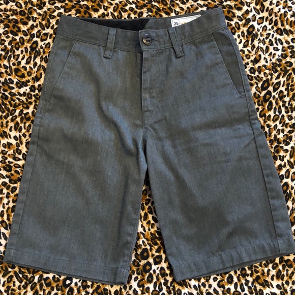 4 Volcom shorts - Picture 4 of 5